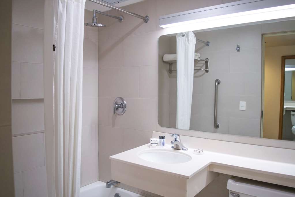 iStay Monterrey Historico Bathroom