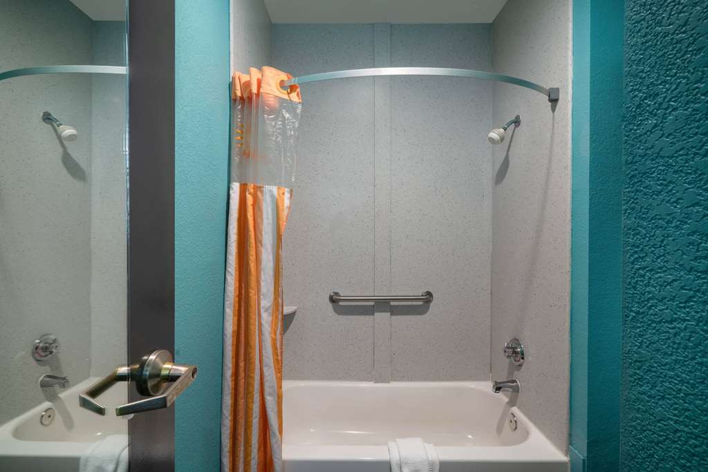 La Quinta Inn & Suites by Wyndham Knoxville East - photo 18