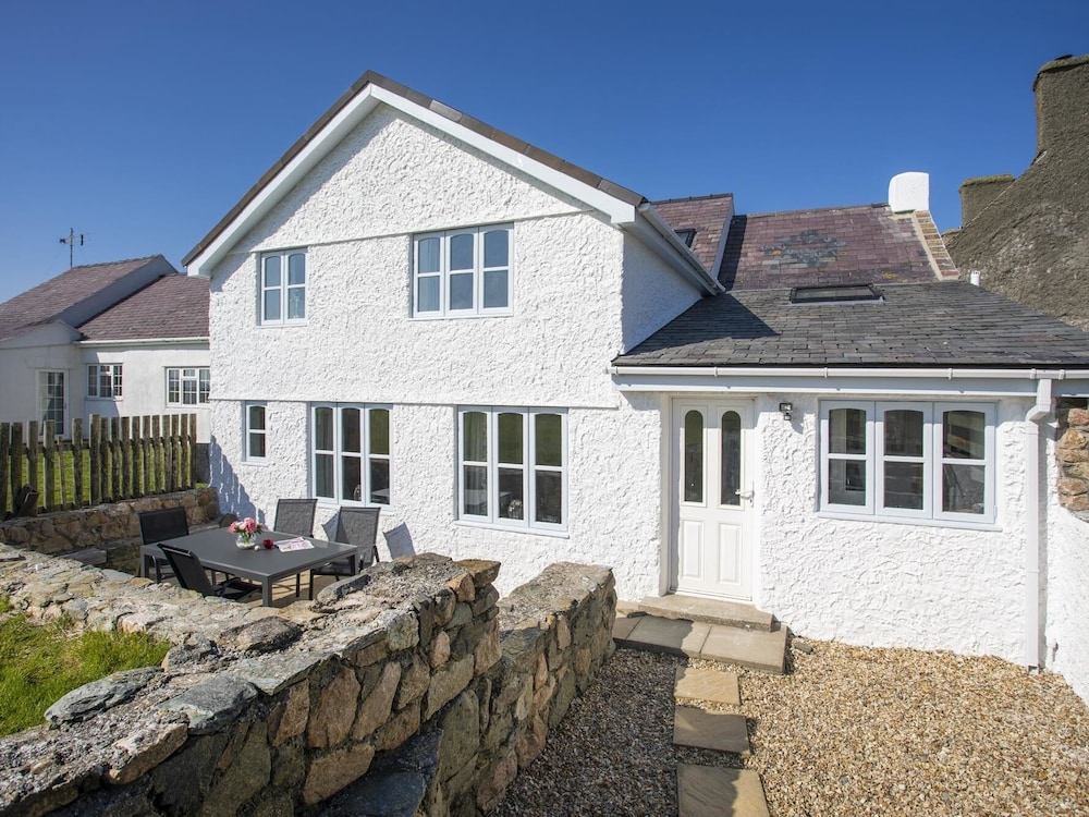 Stabl Bach - carbon neutral hotel in Llanfaethlu