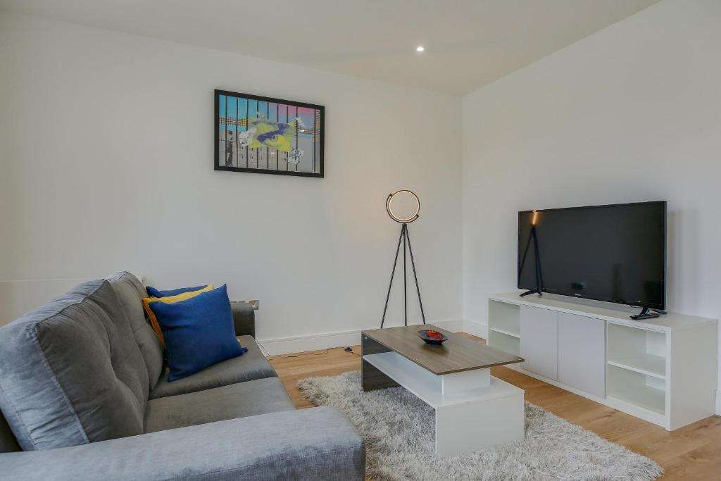 Central House — 4-Star Luxury Hotel in Hounslow, United Kingdom