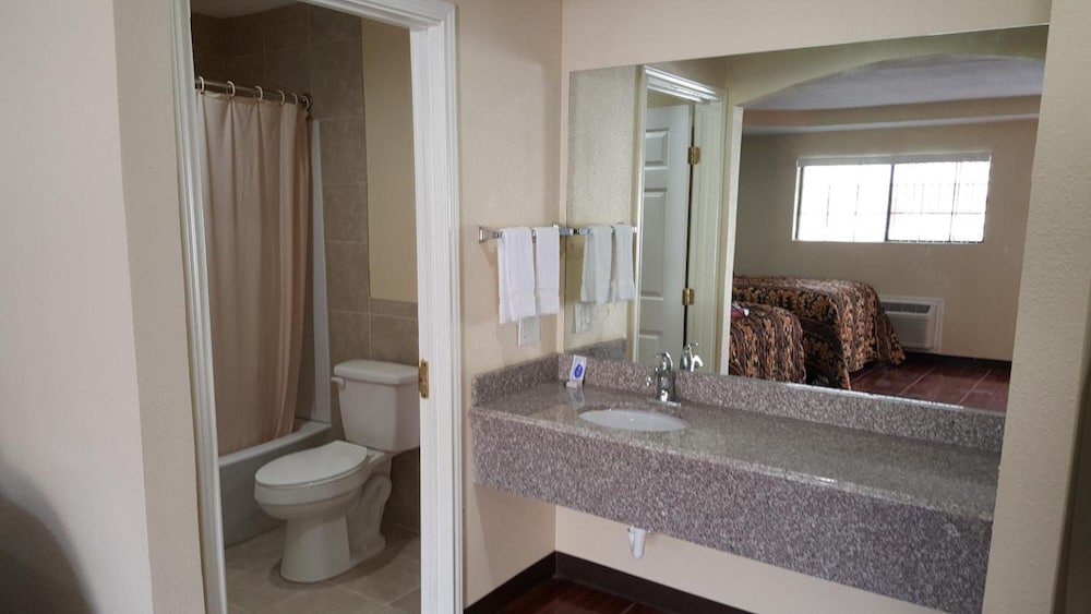 Luxury Inn & RV Park - photo 23