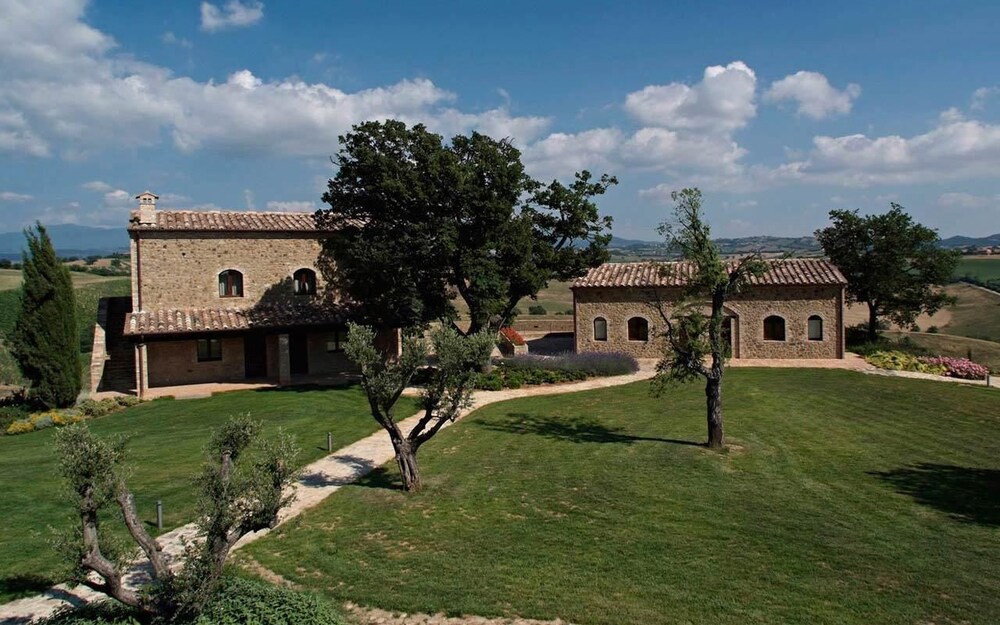 Tenuta Pianirossi — 4-Star Luxury Hotel in Cinigiano, Italy