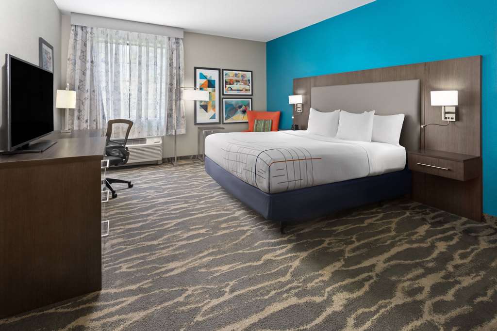 La Quinta Inn & Suites by Wyndham Kokomo - photo 20