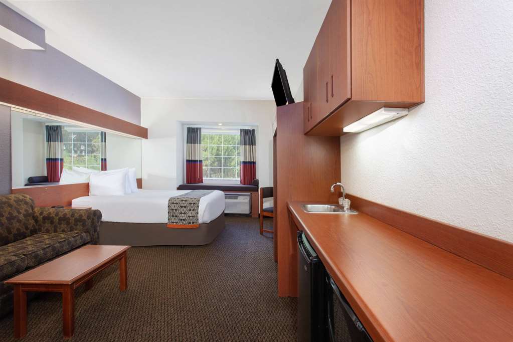 Microtel Inn & Suites by Wyndham Lady Lake The Villages - photo 15