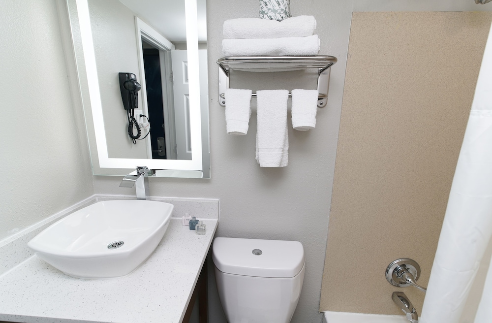 Seashire Inn & Suites - photo 18