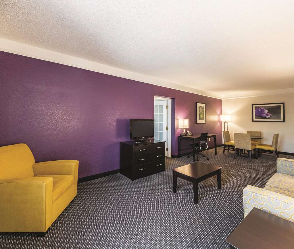 La Quinta Inn & Suites by Wyndham San Antonio Downtown - photo 37