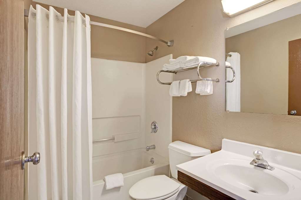 Super 8 by Wyndham Nashville Dntn Opryland Area - photo 7