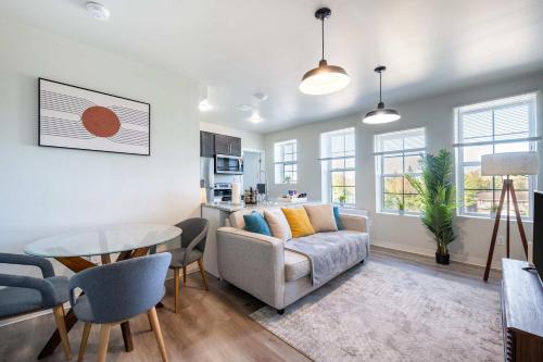 2BR Exclusive Retreat Near Henry Ford — 4-Star Luxury Hotel in Detroit, United States