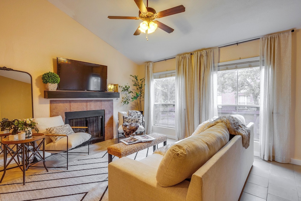College Station Gem w Pool Access Near University — hotel near Easterwood Field