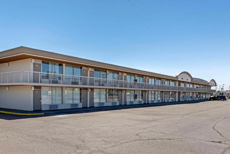 Suburban Studios Pueblo North — hotel in Pueblo