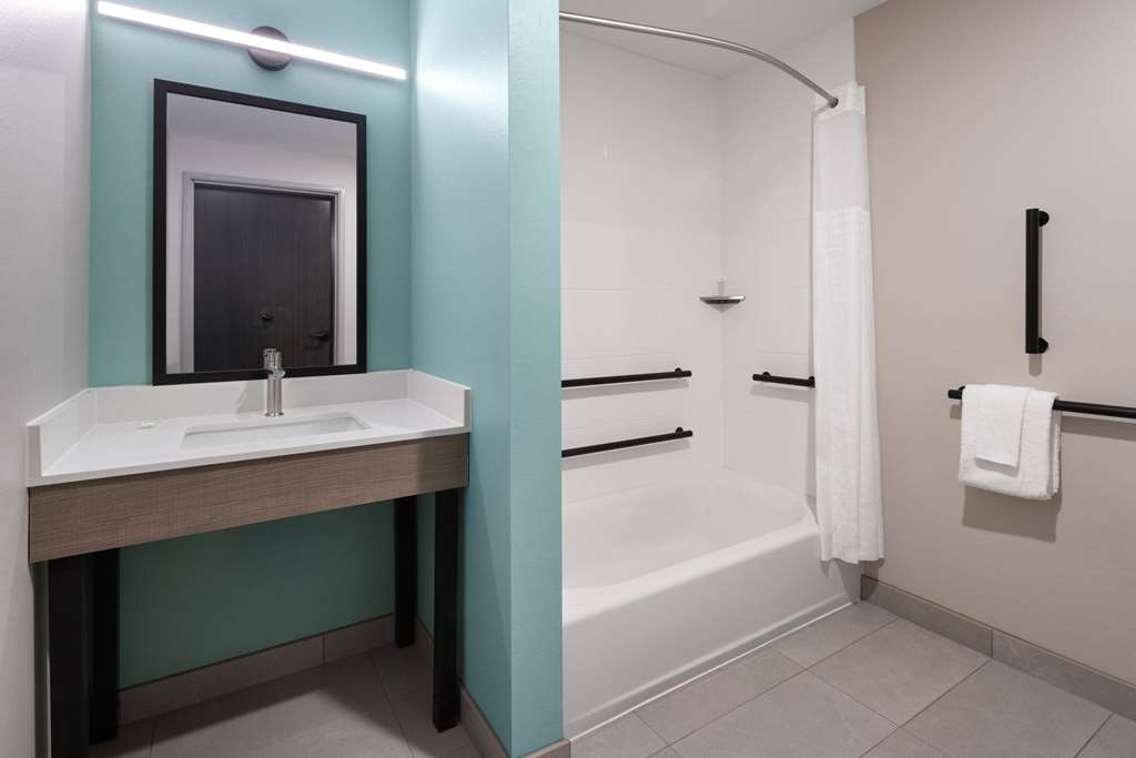 ECHO Suites Richmond West Extended Stay by Wyndham - photo 39