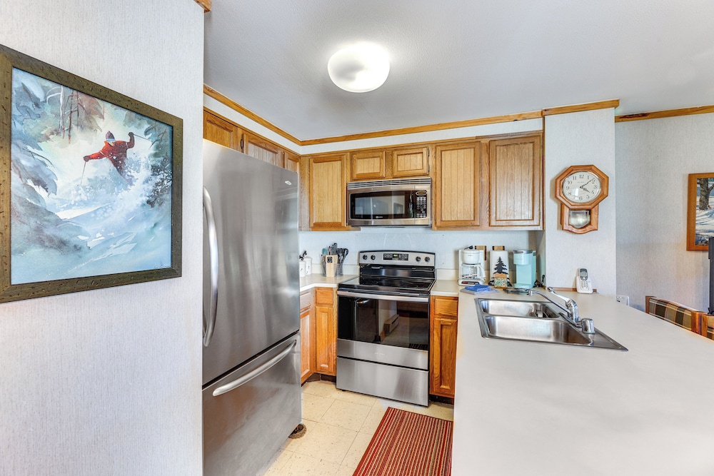 Located in Snowshoe Resort: Townhome w Deck - photo 8