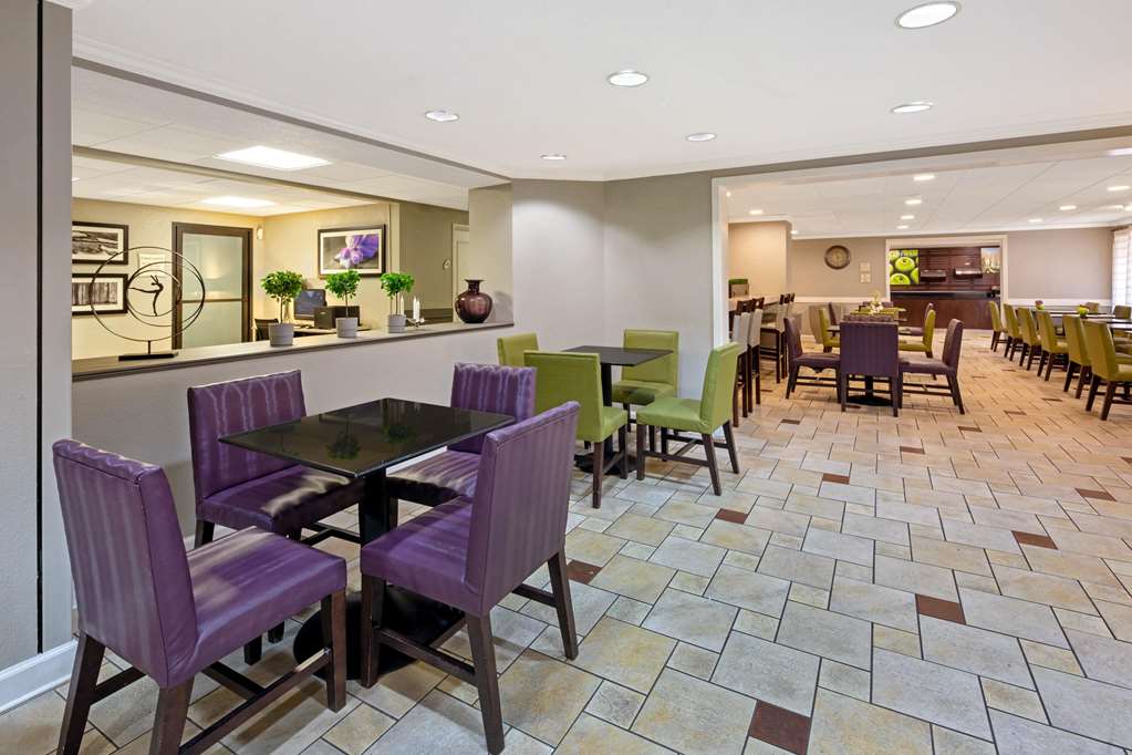 La Quinta Inn & Suites by Wyndham Miami Airport East - photo 12