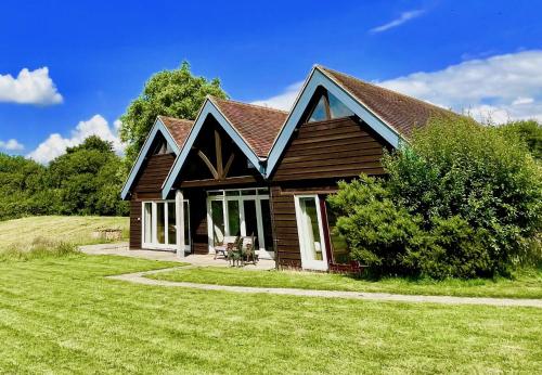 House on the Brooks Self catering Holiday let South Downs West Sussex Sleeps 14 — 5-Star Luxury Hotel in Pulborough, United Kingdom