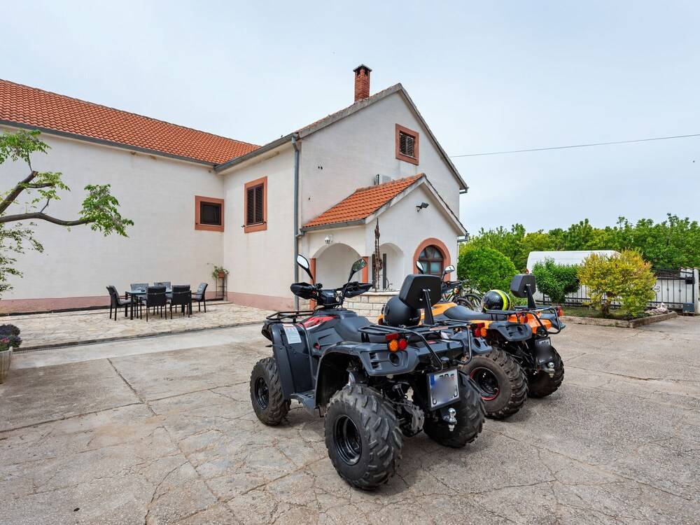 Holiday Home Tower with private pool sauna and quads — hotel in Benkovac