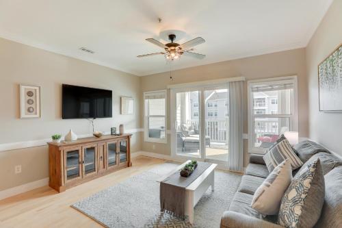 3 Mi to Folly Beach Condo with Pool Access — 4-Star Luxury Hotel in Charleston, United States
