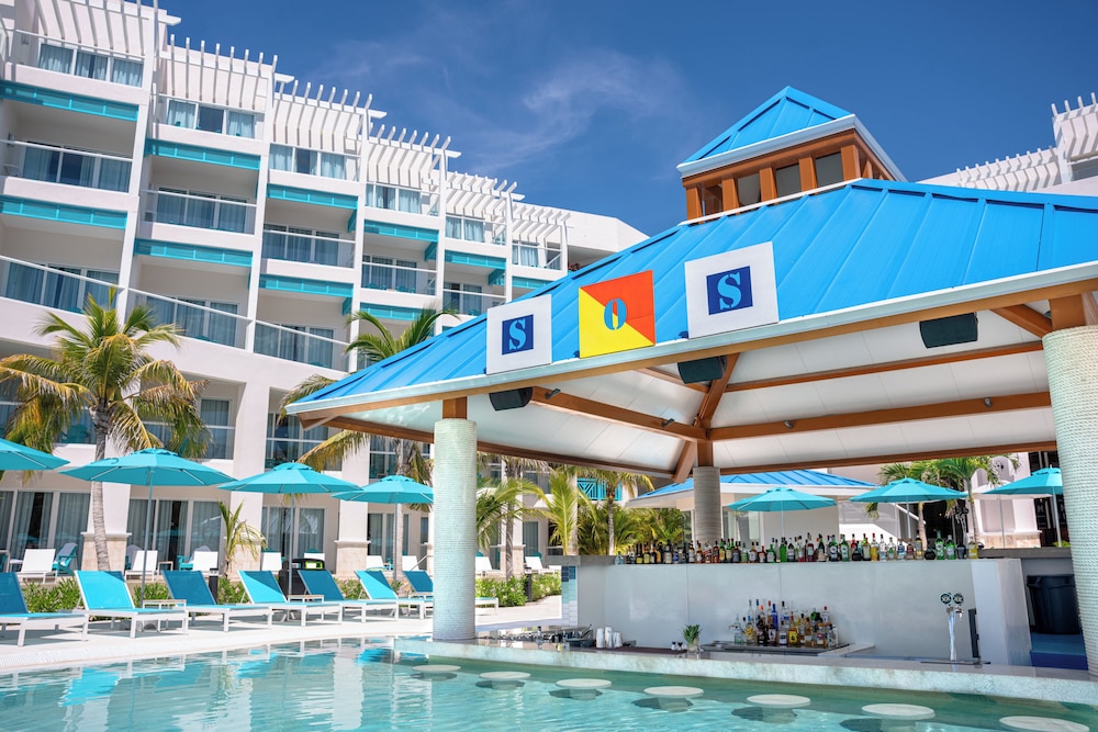 Swim-up bar