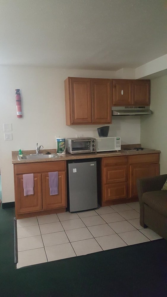 Oyster Bay Inn & Suites - photo 12