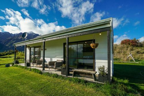 Glendhu Station Cottage Glendhu Bay Holiday Home — 4-Star Luxury Hotel in Wanaka, New Zealand