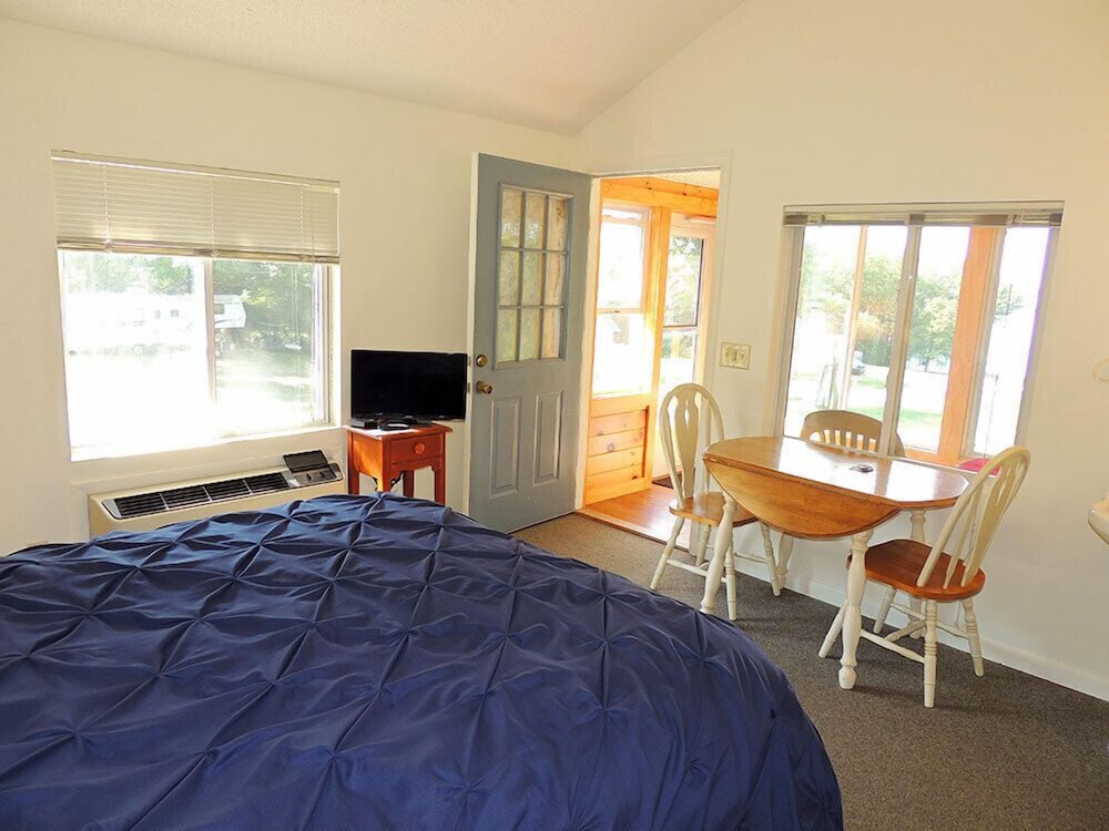 West Winds Motel & Cottages - photo 11