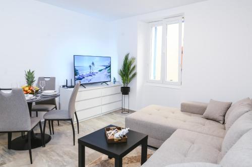 Apartment Aurora — 4-Star Luxury Hotel in Izola, Slovenia