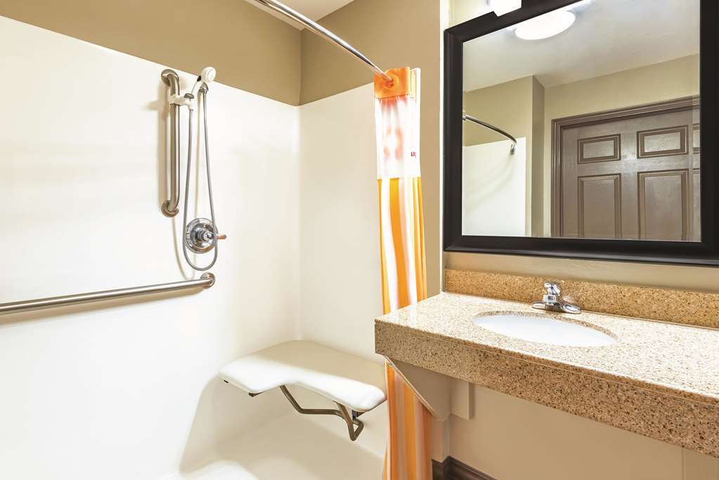 La Quinta Inn & Suites by Wyndham Oklahoma City Moore - photo 9