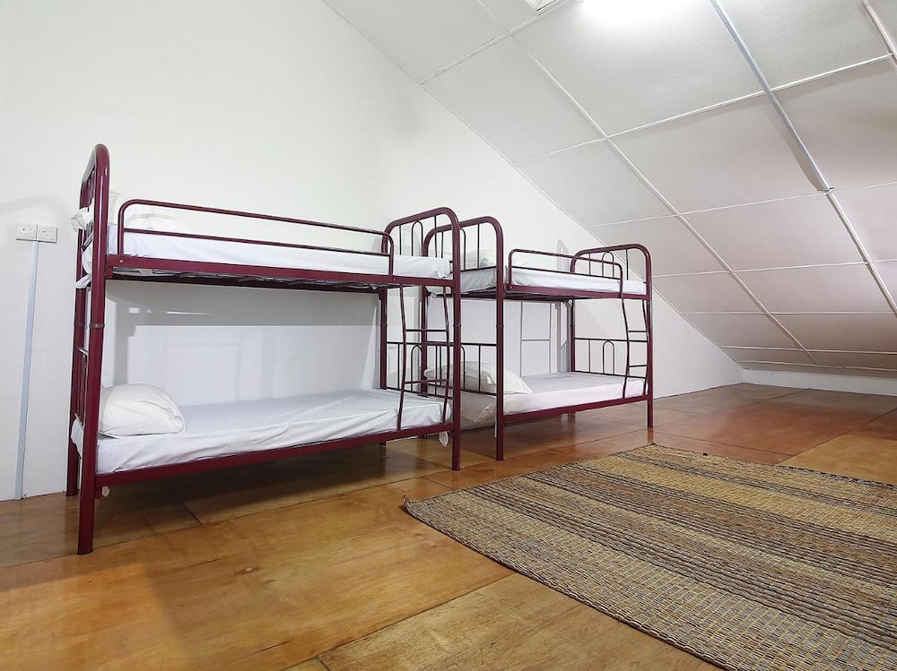 Single Bed in Mixed Dormitory Room With Ac — Kuching — photo 4