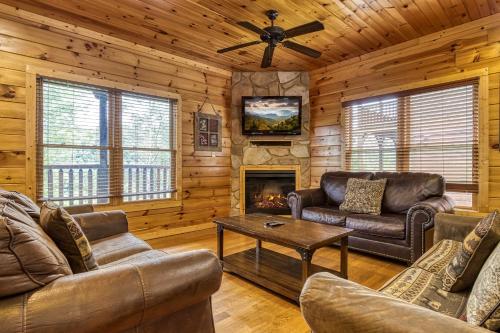 Lazy Bear Lodge Hot Tub Resort Pool WIFI 1089 FREE tickets each paid day Dollywood and More - photo 10