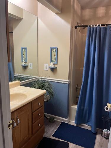 3 Bedroom Retreat with Private Yard — 4-Star Luxury Hotel in Hendersonville, United States