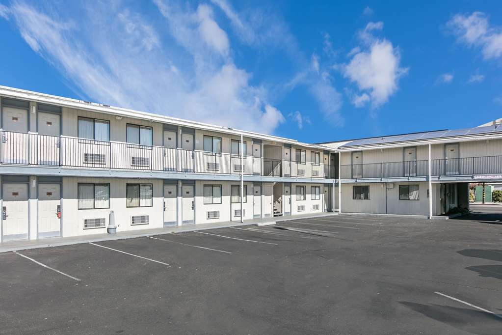 Super 8 by Wyndham Bishop - photo 2