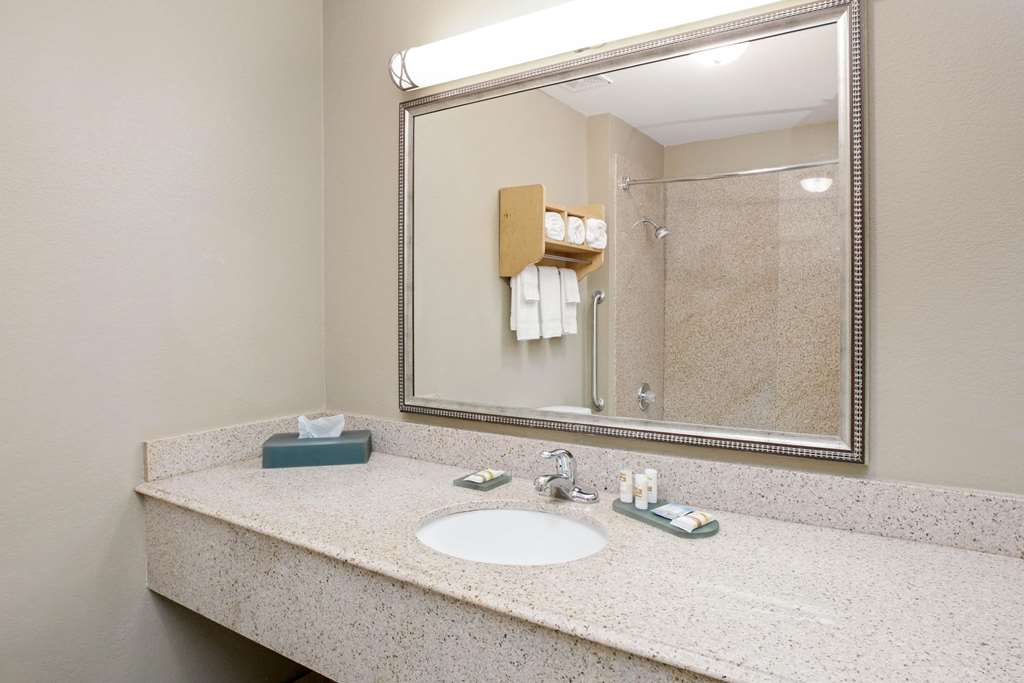 La Quinta Inn & Suites by Wyndham Paris - photo 19
