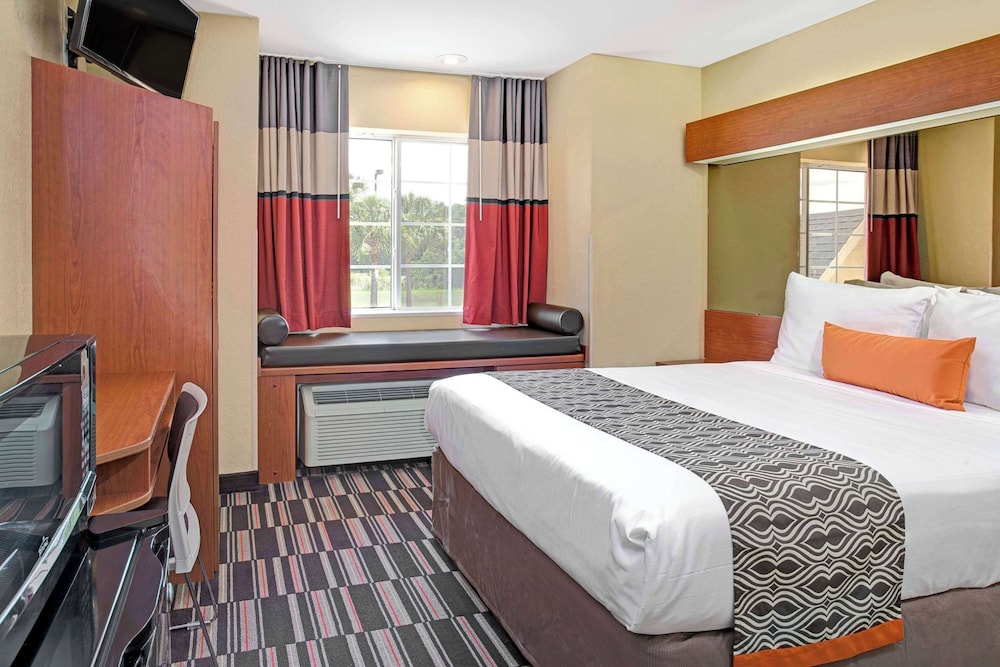 Microtel Inn & Suites by Wyndham Bushnell - photo 10
