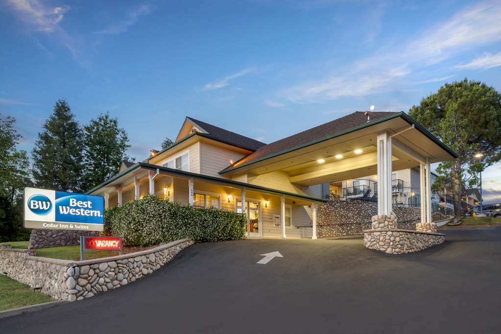 Best Western Cedar Inn & Suites - photo 10