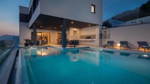 Luxury Villa Cosmopolitan with Pool — Podstrana — photo 5