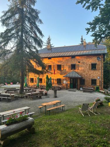 Mountain hut Dom pod Storžičem pet-friendly hotel Trzic