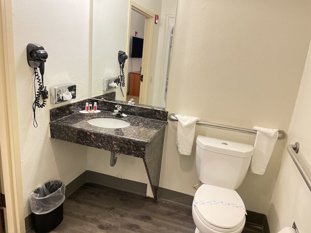 Super 8 by Wyndham Fort Worth Downtown South - photo 25