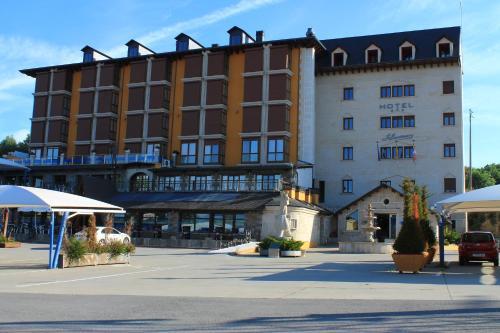 Complejos J Enrimary — hotel in Puebla De Sanabria