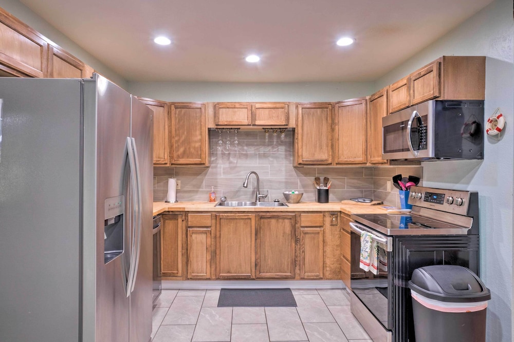 Bungalow with Wraparound Deck 8 Mi to Brookings — 4-Star Luxury Hotel in Harbor, United States