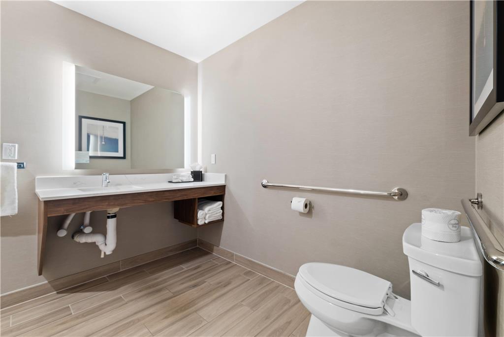 La Quinta Inn & Suites by Wyndham Santa Cruz - photo 31