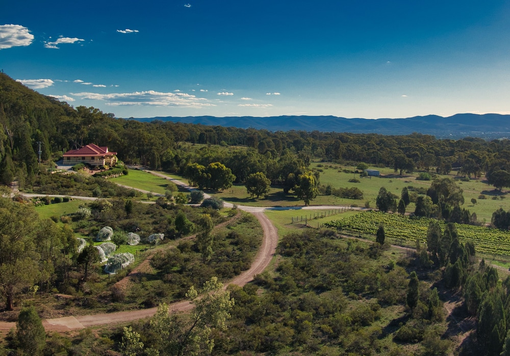 The Mudgee Homestead Guesthouse — 4-Star Luxury Hotel in Mudgee, Australia