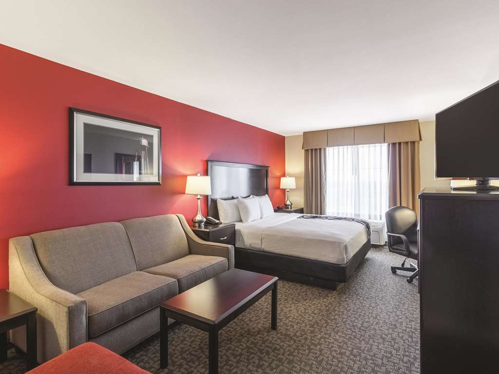 La Quinta Inn & Suites by Wyndham Fargo Medical Center - photo 20