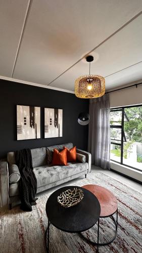 Stylish Executive Apartment with Power Backup — 4-Star Luxury Hotel in Johannesburg, South Africa