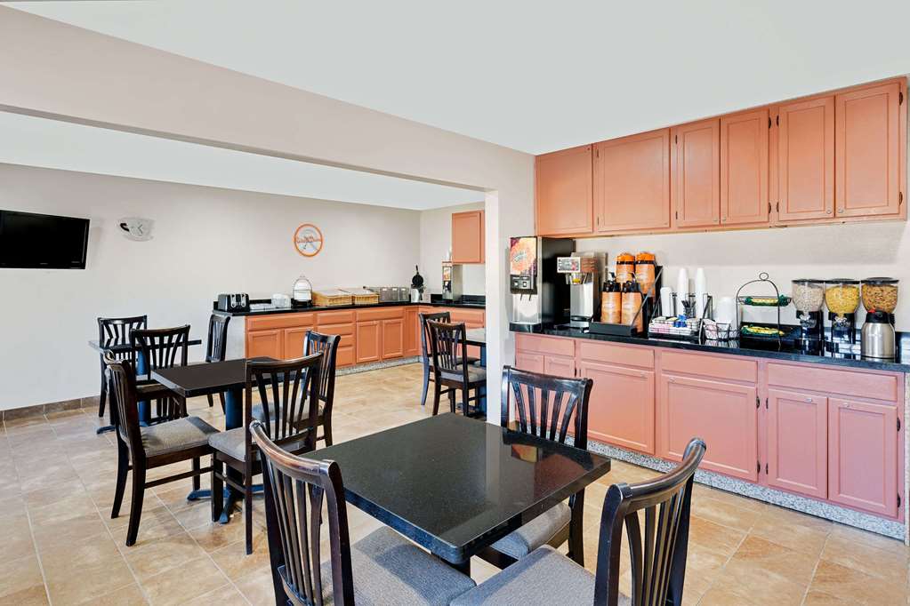 Howard Johnson by Wyndham Waterloo Cedar Falls - photo 37