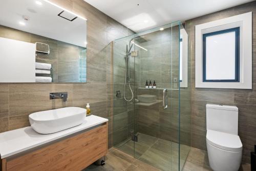 Lakeside Luxury 2 Bedroom Apartment — 4-Star Luxury Hotel in Wanaka, New Zealand