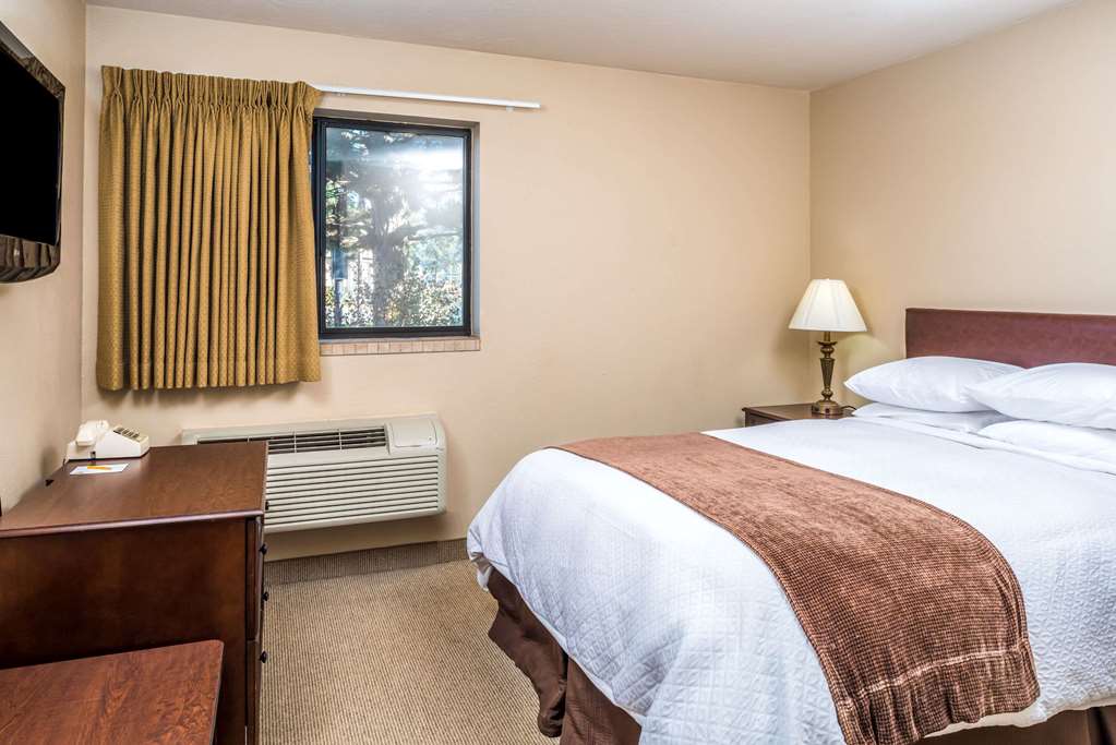 Super 8 by Wyndham St. Regis - photo 31
