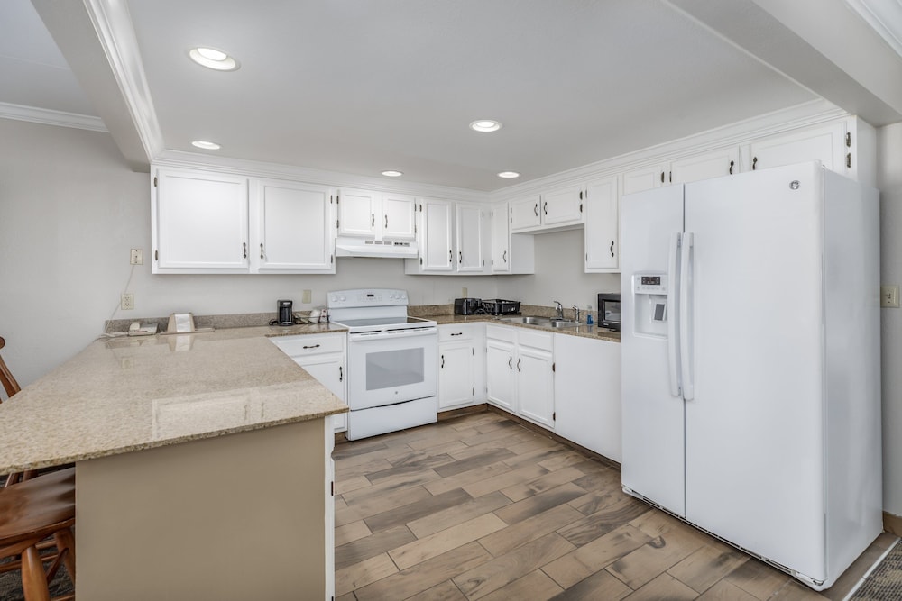 Crossroads Inn & Suites - photo 8