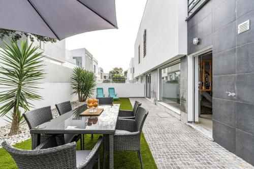 Serra e Mar Refuge in Sesimbra Family Friendly home near the Arrábida Beachs — 4-Star Luxury Hotel in Sesimbra, Portugal