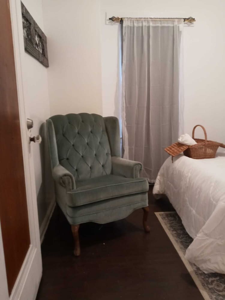 Super Comfy Room at a Great Location - photo 4