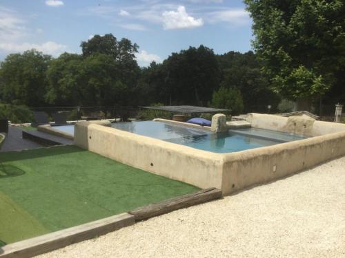 Batisse Dans Un Domaine Provencal — Bollene