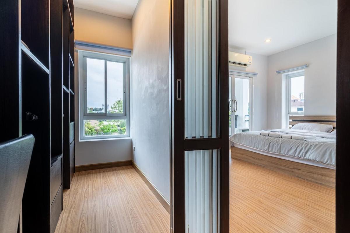 Modern Townhouse City Center 4 Floors 13 Guests